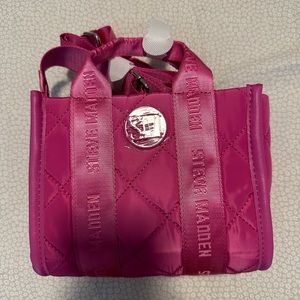 Minnie Nylon Crossbody Bag
STEVE MADDEN